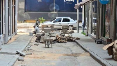 Bilecik’te, yapımı tamamlanan bir apartmanın önündeki yolun, kaldırımın yapımı için