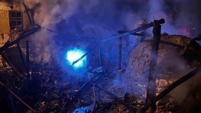 Bilecik’te bir evin eklentisinde çıkan yangın bir römork ve bir