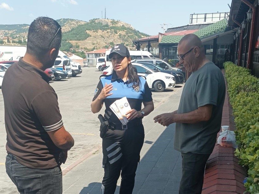 Bilecik’te dolandırıcılık uyarısı Bilecik’te polis ekipleri tarafından vatandaşlara dolandırıcılık uyarısı yapıldı. Bilecik’in Bozüyük