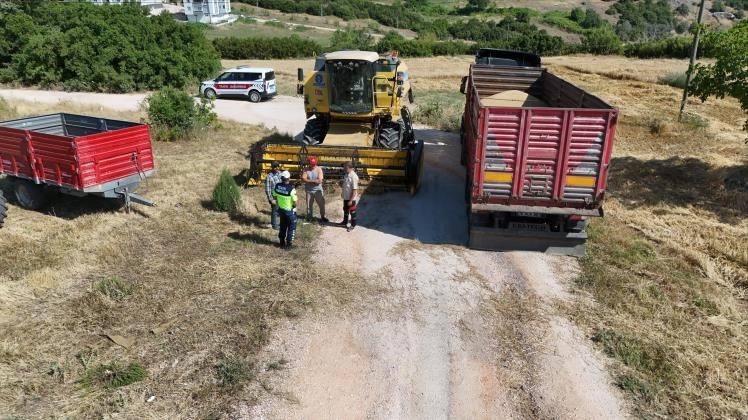 Bilecik’te jandarma ekipleri, buğday hasadı yapan çiftçilere uyarıda bulundu. Edinilen