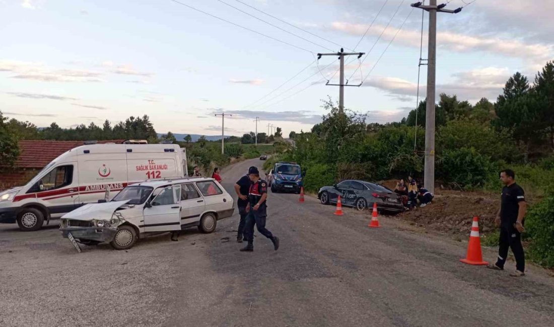 Bilecik’in Yenipazar ilçesinde iki otomobilin çarpışması sonucu meydana gelen trafik