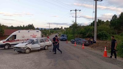 Bilecik’in Yenipazar ilçesinde iki otomobilin çarpışması sonucu meydana gelen trafik