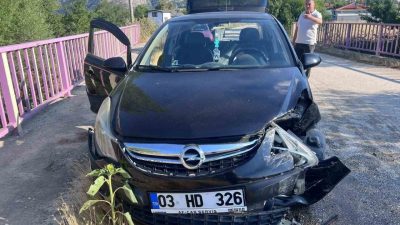 Bilecik’te iki otomobilin kafa kafaya çarpışması sonucu meydana gelen trafik