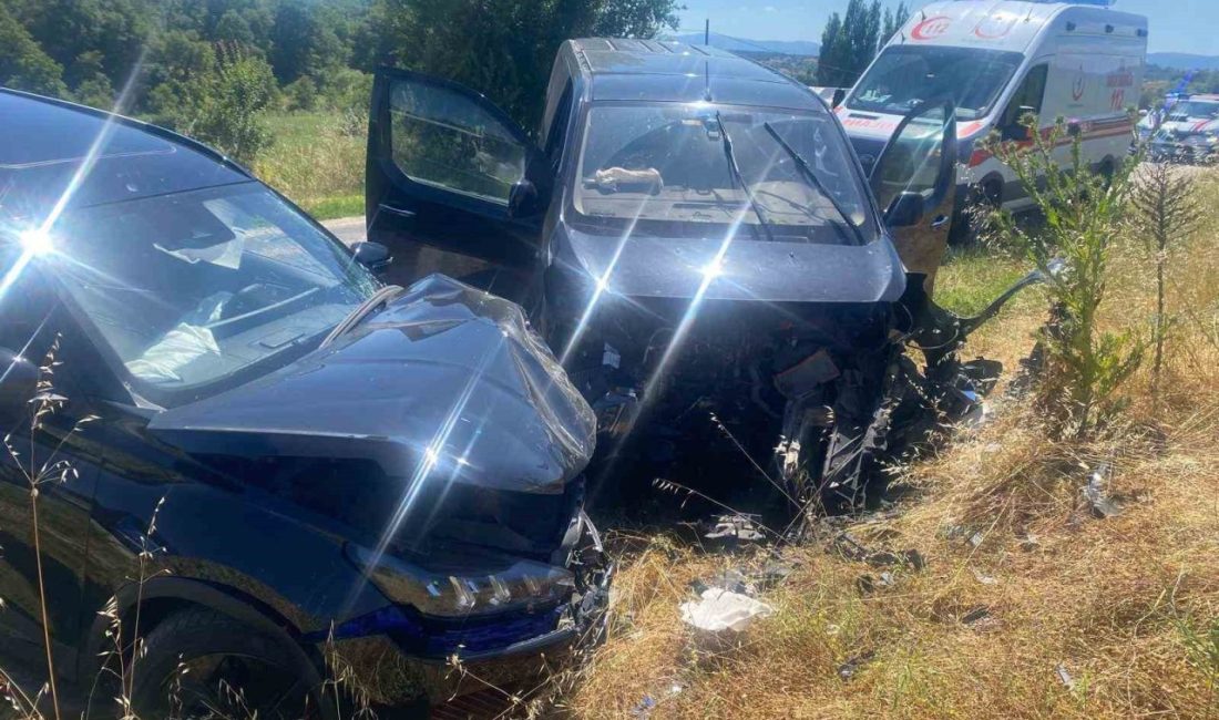 Bilecik’in Bozüyük ilçesinde iki otomobilin kafa kafaya çarpışması sonucu meydana