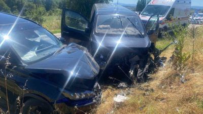 Bilecik’in Bozüyük ilçesinde iki otomobilin kafa kafaya çarpışması sonucu meydana