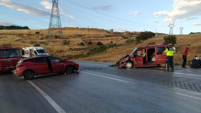 Bilecik’te iki otomobilin kafa kafaya çarpışması sonucu meydana gelen trafik