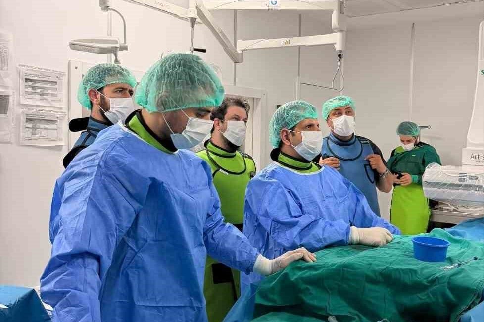 Bilecik’te kalpteki doğuştan delik ameliyatsız kapatıldı Bilecik Eğitim ve Araştırma Hastanesi’nde, kalpteki doğuştan delik ameliyatsız kapatıldı.