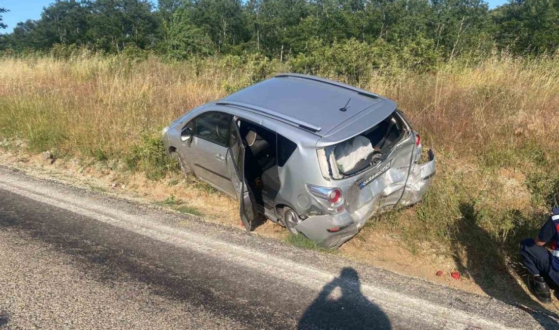 Bilecik’te kamyonet ile otomobilin karıştığı trafik kazasında 3 kişi yaralandı.
