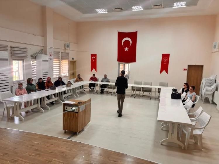 Bilecik’in Bozüyük ilçesinde kumar bağımlılığı ve çocuk yetiştirme eğitimi verildi.
