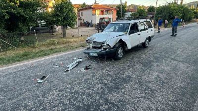 Bilecik’te aynı istikamette seyir halindeki otomobilin kamyonete arkadan çarpması sonucu