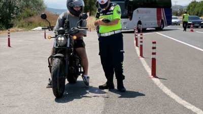 Bilecik’in Bozüyük ilçesinde motosiklet sürücülerine güvenli sürüş eğitimi verildi. Edinilen