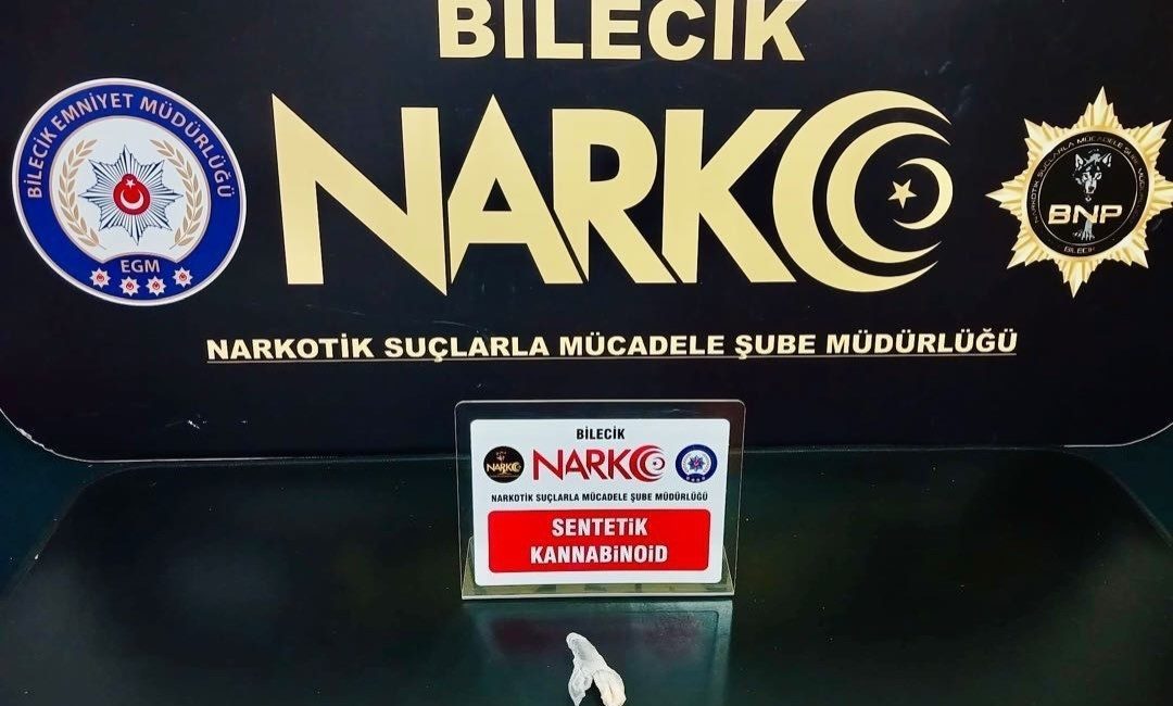 Bilecik’te uyuşturucu operasyonu: 1 gözaltı Bilecik’te gerçekleştirilen uyuşturucu operasyonunda 1 kişi gözaltına alındı. Edinilen bilgilere