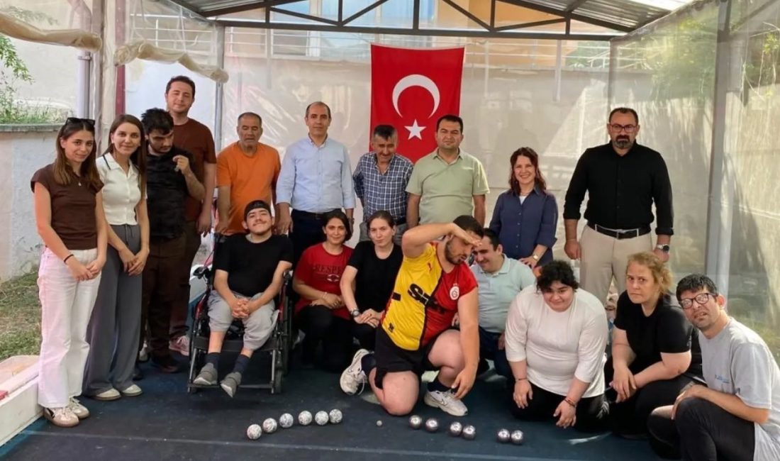 Bilecik’te huzurevi sakinleri ile gençler, düzenlenen bocce etkinliğinde bir araya