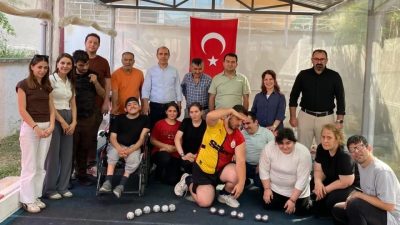 Bilecik’te huzurevi sakinleri ile gençler, düzenlenen bocce etkinliğinde bir araya