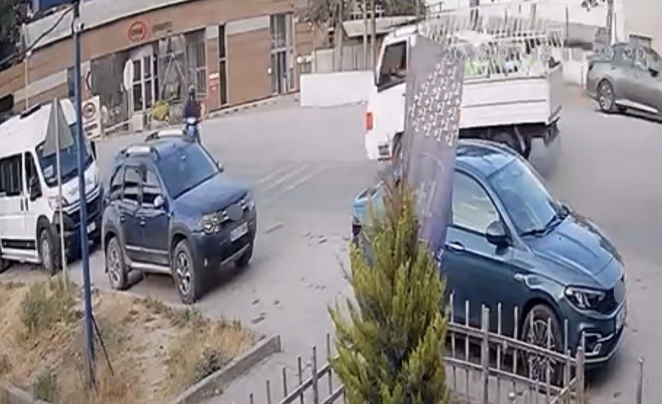 Bolu’da 1 kişinin öldüğü feci kaza kamerada Bolu-Mengen karayolunda motosiklet ile kamyonetin kafa kafaya çarpıştığı, 1 kişinin