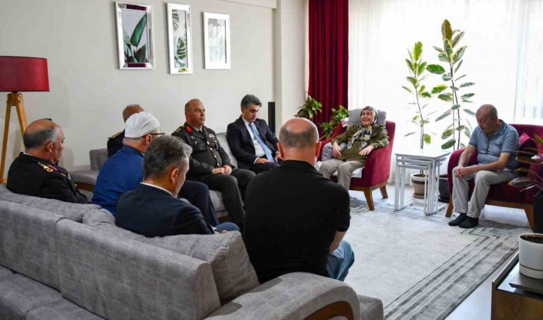 Bolu’da Vali Abdulaziz Aydın ve beraberindeki heyet, 15 Temmuz darbe