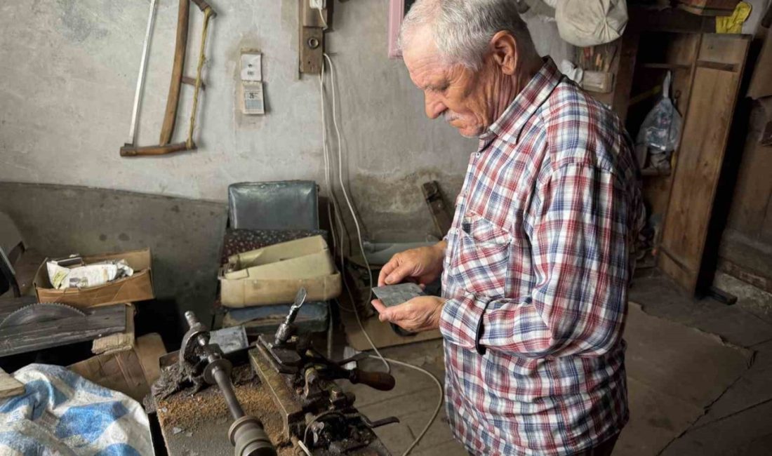 Türkiye’de manda boynuzdan tarak yapan son iki ustadan birisi olan