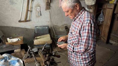 Türkiye’de manda boynuzdan tarak yapan son iki ustadan birisi olan
