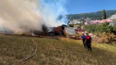 Bolu’nun Mudurnu ilçesinde ahır ve samanlıkta çıkan yangın nedeniyle 2