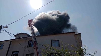 Bolu’nun Gerede ilçesinde bir apartmanın enerji odasında çıkan ve çatıya