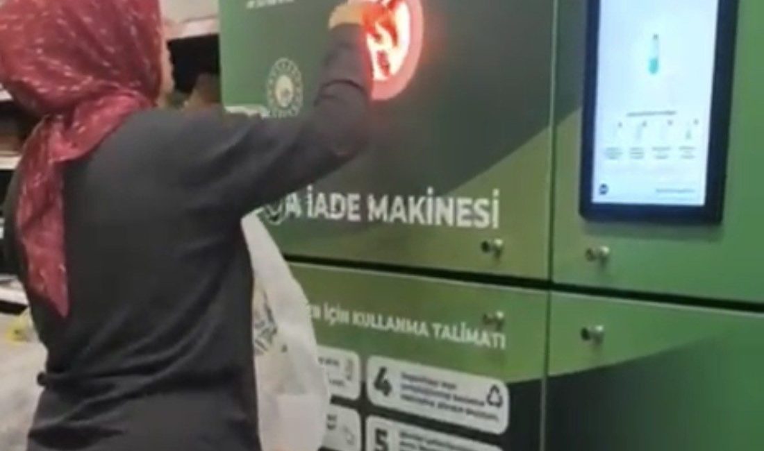 Bolu’da bir zincir markette bulunan geri dönüşüm makinesi önünde kadınlar