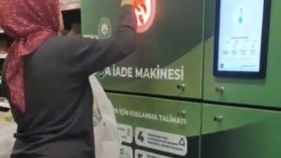 Bolu’da bir zincir markette bulunan geri dönüşüm makinesi önünde kadınlar