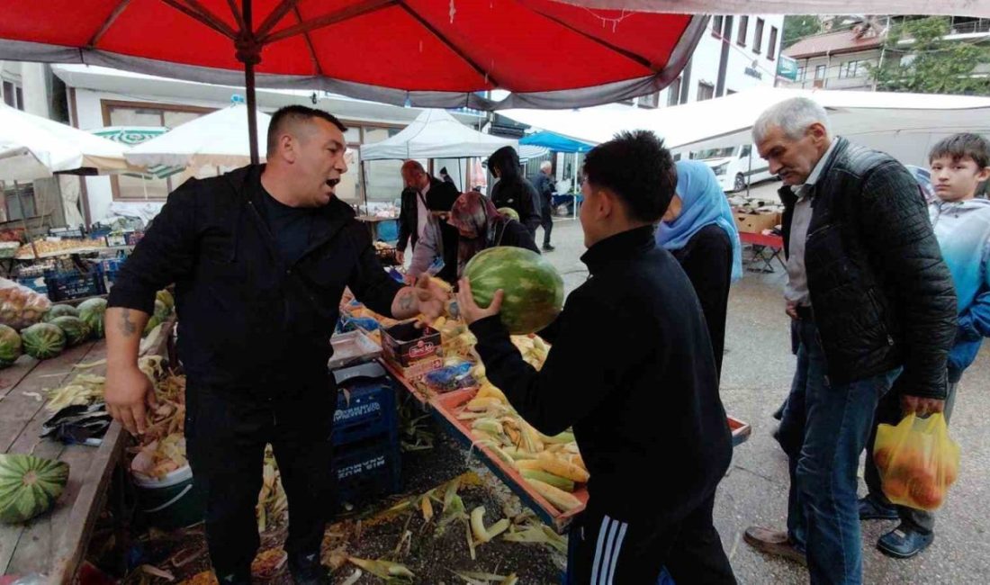 Bolu’da hayırsever esnaf 1 ton karpuzu 1 saatte ücretsiz dağıttı Bolu’nun Mudurnu ilçesinde pazarcı esnafı Ömer Faruk Meşelikaş, yaklaşık 1