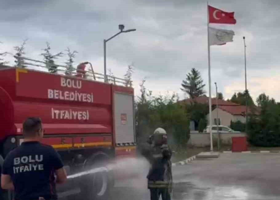 Bolu Belediyesi İtfaiye Müdürlüğü’nde stajını tamamlayan öğrenci, son gününde meslektaşlarının
