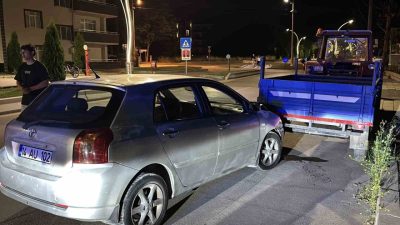 Bolu’da kontrolden çıkan otomobil, park halindeki traktörün römorkuna çarptı. Otomobilde