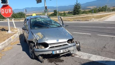 Bolu’da sürücüsünün kontrolünden çıkan otomobilin refüje çarparak takla atması sonucu