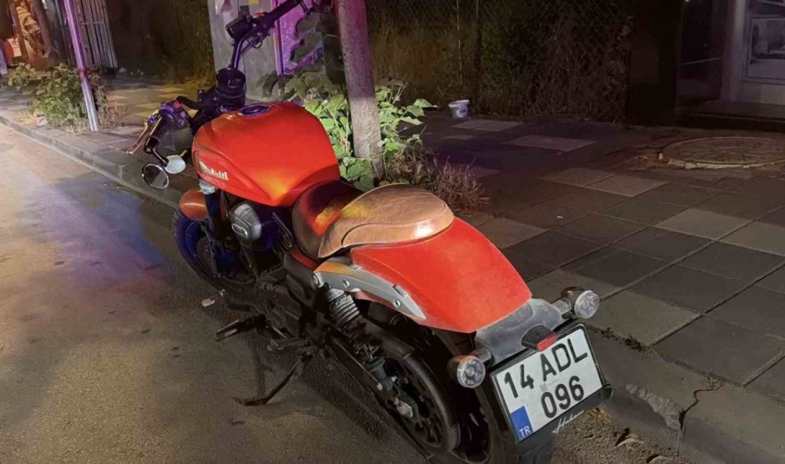 Bolu’da meydana gelen kazada otomobil ile çarpışan motosiklet sürücüsü yaralandı.
