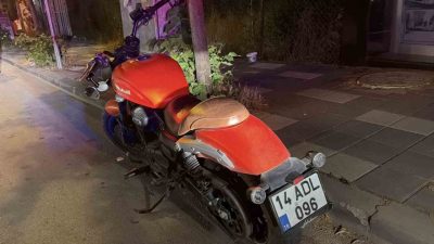 Bolu’da meydana gelen kazada otomobil ile çarpışan motosiklet sürücüsü yaralandı.