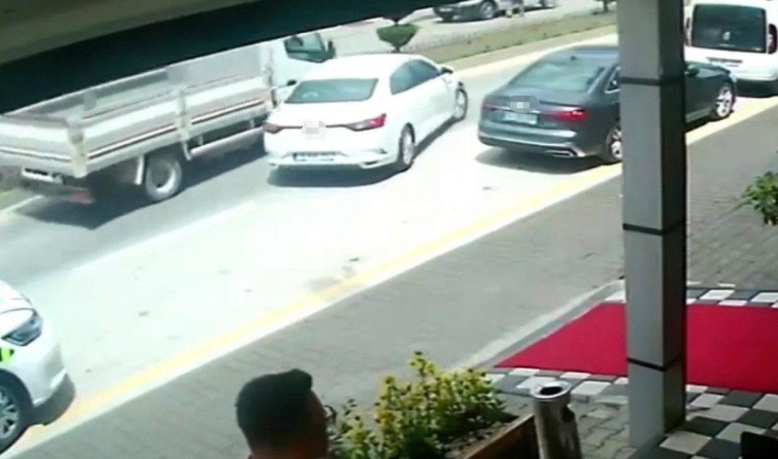 Bolu’da park yerinden çıkan otomobile kamyon çarptı Bolu’da cadde üzerindeki park alanından çıkış yapan otomobile kamyon çarptı.