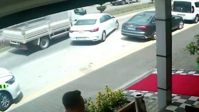 Bolu’da cadde üzerindeki park alanından çıkış yapan otomobile kamyon çarptı.