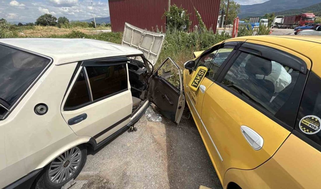 Bolu’da ticari taksi ile otomobilin çarpışması neticesinde meydana gelen trafik