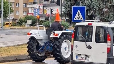Bolu’da sağanak sırasında yağmurdan korunmak isteyen traktör sürücüsü, başına trafik