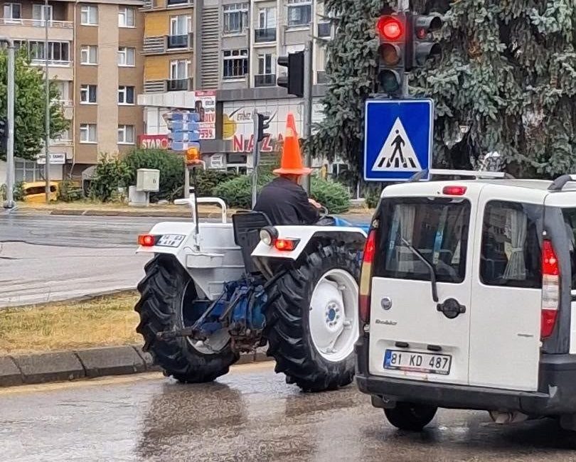 Bolu’da traktör sürücüsünden yağmura karşı ’dubalı’ önlem Bolu’da sağanak sırasında yağmurdan korunmak isteyen traktör sürücüsü, başına trafik