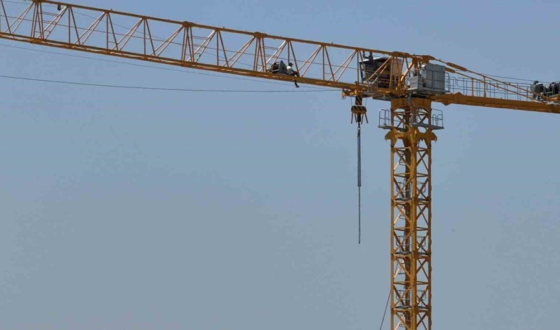 Bolu’da üniversitenin ek bina inşaatında maaş krizi: İşçi vince çıktı Bolu’da üniversitenin ek bina inşaatında çalışan işçi, maaşının ödenmediğini öne