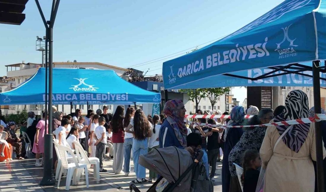 Bu otobüs ile mahalle şenlendi Darıca’da düzenlenen sosyal etkinlikler kapsamında mahalleye getirilen etkinlik otobüsüyle çocuklar