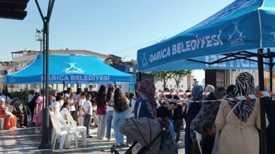 Darıca’da düzenlenen sosyal etkinlikler kapsamında mahalleye getirilen etkinlik otobüsüyle çocuklar