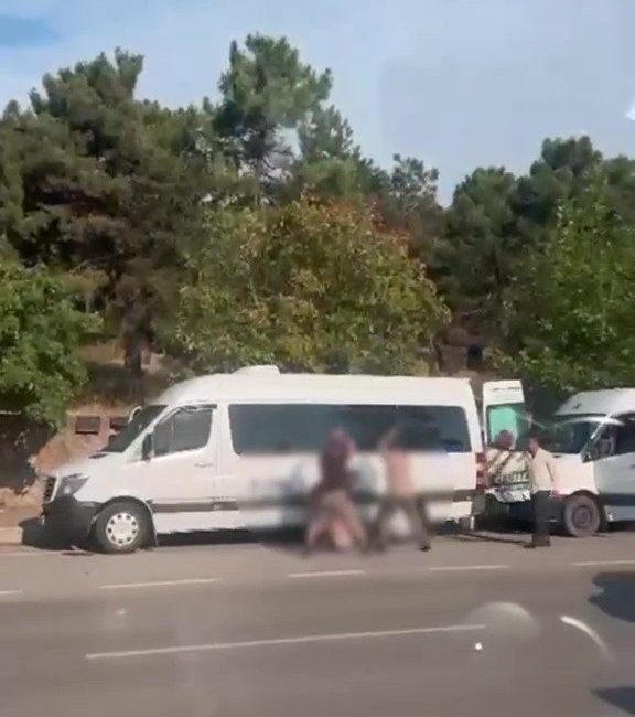 Kocaeli’de 4 kişilik grup, bir kişiyi cadde ortasında kovalayarak demir