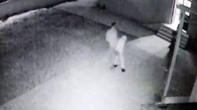 Kocaeli’nin İzmit ilçesinde cami avlusunda uygunsuz davranışlarda bulunana genç çifti