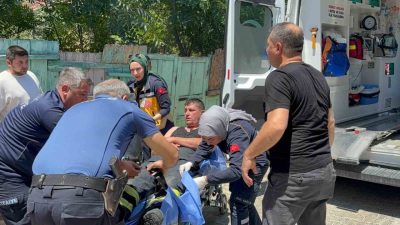 Bilecik’te metruk bir evin çatısında çıkan yangına müdahale ederken bir