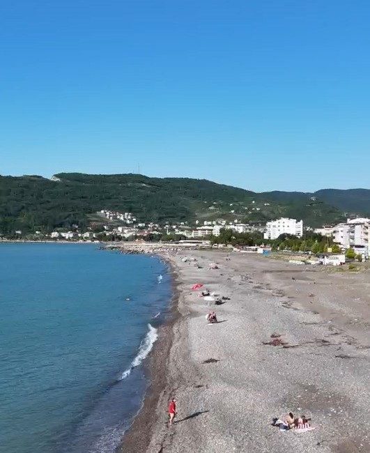 Kastamonu’da iki gün önce selin yaşandığı Cide ilçesinde, vatandaşlar çamurun