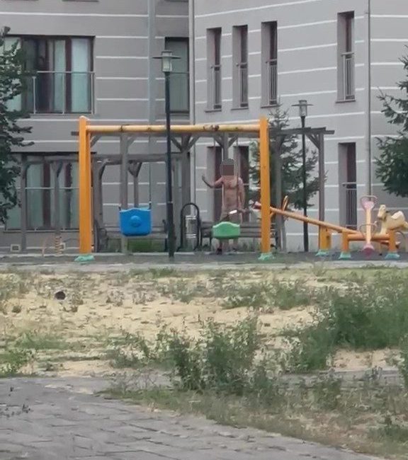 Çocuk parkında elinde bıçakla cinnet geçiren şahsı polisler ikna etti Kocaeli’de çocuk parkında elinde bıçak olan şahıs cinnet geçirdi. Polislerin