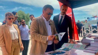 Bilecik’te pikniğe giden ailelerin çocukları gezici kütüphanede kitap okurken, boş