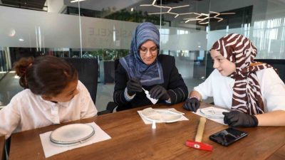Başiskele’de ebeveynler ve çocuklar, kintsugi atölyesinde bir araya gelerek duygularını