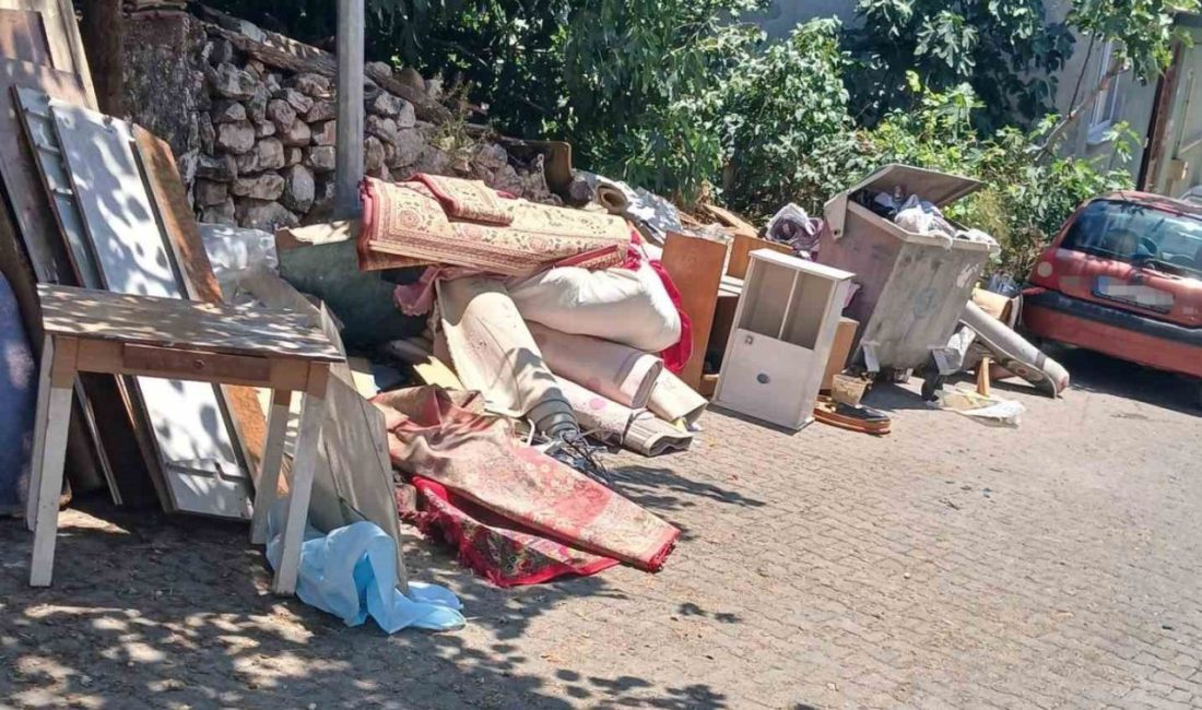 Bilecik merkez Cumhuriyet Mahallesi Muhtarı Cem Çevik, mahalle sakinlerinin çöp