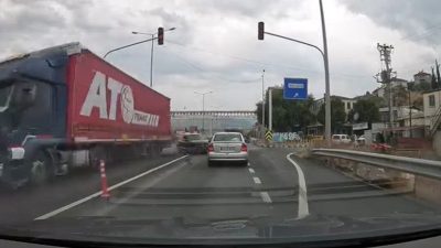 Sakarya’nın Pamukova ilçesinde D-650 kara yoluna kontrolsüz çıkan otomobil, seyir