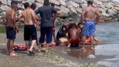 Sakarya’nın Karasu ilçesinde denizde fenalaşan vatandaş, cankurtaran ekiplerince sudan çıkarılarak
